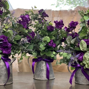 Arreglo floral rústico de rosa y lavanda, pieza central de boda de color púrpura campestre, rojo de granja, decoración blanca, decoración de cocina amarilla y rosa