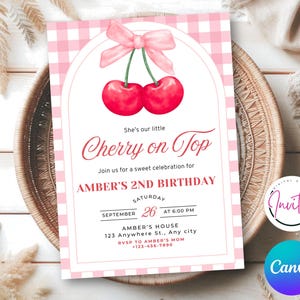 Puede incluir: Una invitación rosa y blanca con estampado de cuadros vichy con una ilustración de acuarela de dos cerezas rojas y un lazo rosa. El texto dice "Cherry on Top" y anuncia una celebración del segundo cumpleaños de Amber, incluyendo fecha, hora y lugar.