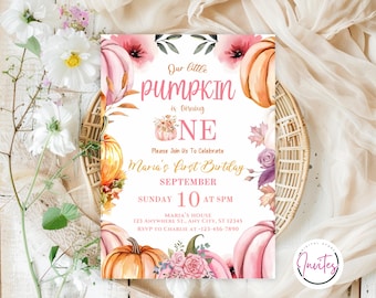 Può includere: Un invito al primo compleanno a tema zucca rosa e arancione con illustrazioni ad acquerello di zucche, fiori e foglie. Il testo recita "La nostra piccola zucca compie un anno. Unisciti a noi per festeggiare il primo compleanno di Maria. Domenica 10 settembre alle 20:00. Casa di Maria, 123 Anywhere St., Any City, ST 12345. RSVP a Charlie al 123-456-7890."