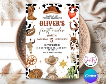 Può includere: Un invito a tema rodeo con illustrazioni di stivali da cowboy, un cappello e un ferro di cavallo. Il testo dell'invito recita "Oliver's first rodeo" con i dettagli dell'evento. Il design utilizza uno stile acquerello con una tavolozza di colori neutri.