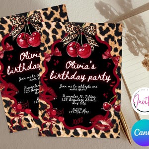 Puede incluir: Dos invitaciones para la fiesta de cumplea&ntilde;os de Olivia. El dise&ntilde;o presenta un fondo negro con detalles en rojo, cerezas y estampado de leopardo. El texto incluye detalles de la fiesta e informaci&oacute;n de RSVP. Los logotipos de Canva e Invites son visibles.