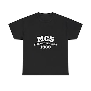 Könnte beinhalten: Schwarzes T-Shirt mit weißem Text, der "MC5 Kick Out The Jams 1969" lautet.