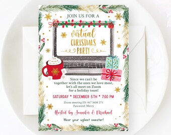 Könnte beinhalten: Eine Einladung zu einer virtuellen Weihnachtsfeier mit einem Laptop-Design, geschmückt mit Weihnachtslichtern und Geschenken. Der Text lautet "Join us for a Virtual Christmas Party". Eine Tasse heiße Schokolade ist ebenfalls abgebildet. Die Einladung liegt auf einem weißen Teller.