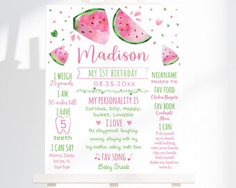 Può includere: Un'illustrazione ad acquerello rosa e verde di un'anguria con il testo "Madison" e dettagli sul primo compleanno di un bambino. Il testo include l'età, il peso, l'altezza, i cibi preferiti, le canzoni e i libri del bambino.