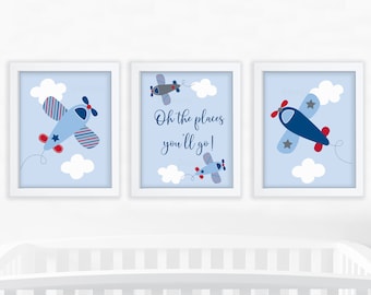 Puede incluir: Tres impresiones enmarcadas en azul y blanco con un fondo de cielo azul y nubes blancas. La impresión central tiene el texto "Oh the places you'll go!" con un pequeño avión gris. Las impresiones de la izquierda y la derecha presentan cada una un avión azul y rojo con una estrella blanca.