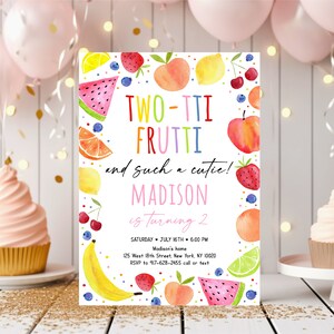 Puede incluir: Una invitación de cumpleaños colorida con temática de frutas para un niño que cumple dos años. La invitación presenta una sandía, un plátano, un melocotón, un limón, una fresa, una cereza y arándanos. El texto de la invitación dice "Two-Tti Frutti and such a cutie! Madison is turning 2".