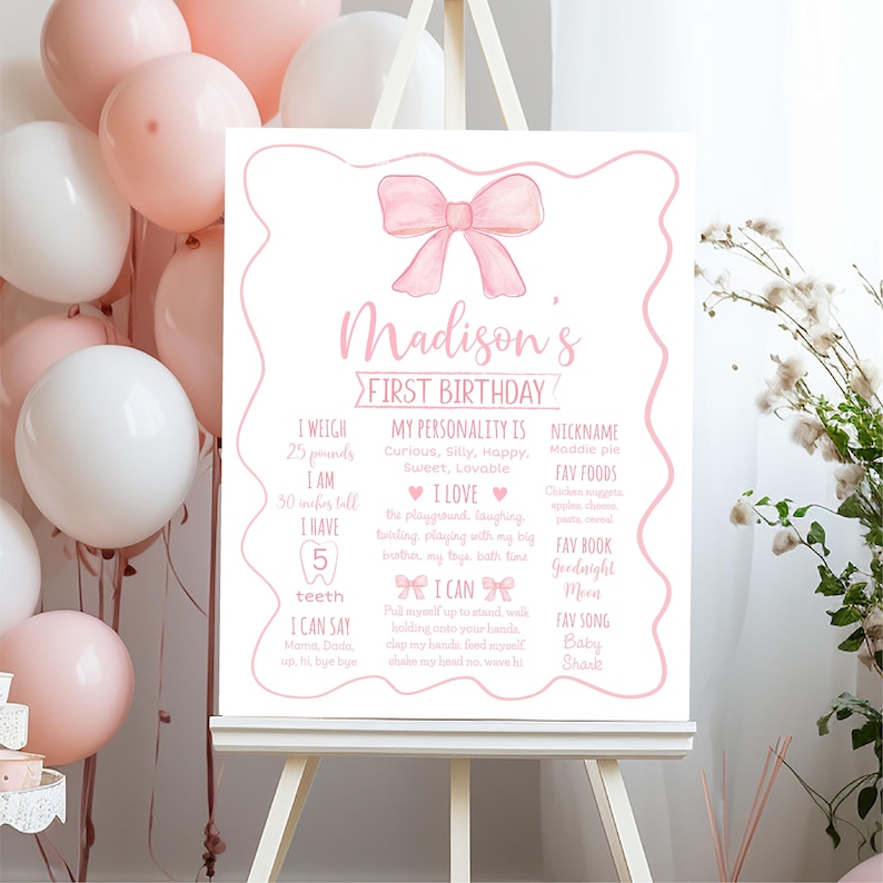 Peut inclure: Une pancarte de premier anniversaire rose et blanche avec un n&oelig;ud rose en haut. La pancarte comprend le nom Madison, le poids, la taille, le nombre de dents, les aliments pr&eacute;f&eacute;r&eacute;s, les livres et les chansons de l'enfant.