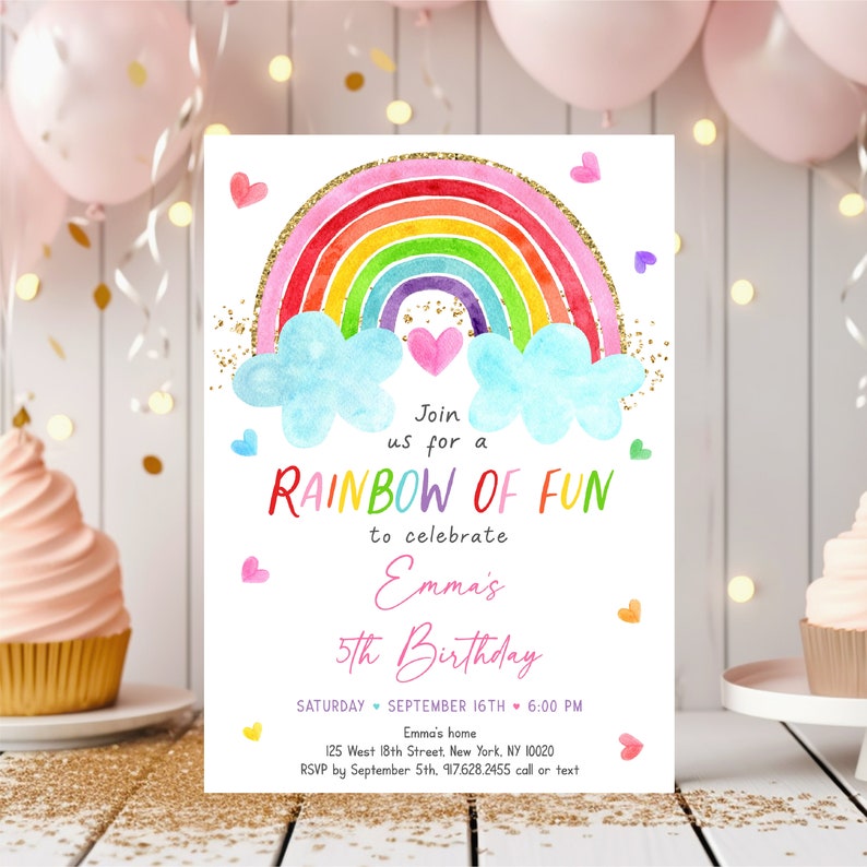 Puede incluir: Invitaci&oacute;n a una fiesta de cumplea&ntilde;os con tem&aacute;tica de arco&iacute;ris con un arco&iacute;ris colorido, nubes y purpurina dorada. El texto dice "&Uacute;nete a nosotros para un arco&iacute;ris de diversi&oacute;n para celebrar el 5&ordm; cumplea&ntilde;os de Emma".
