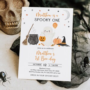 K&ouml;nnte beinhalten: Eine Halloween-Partyeinladung mit einem niedlichen Geist, der eine K&uuml;rbislaterne h&auml;lt. Die Einladung lautet "Matthew is a SPOOKY ONE" und "Join us to celebrate Matthew's 1st Boo-day". Die Party findet am 12. Oktober von 16:00 bis 19:00 Uhr in der 125 West 18th Street, New York, NY 10020 statt. Bitte melden Sie sich bis zum 5. Oktober unter 917.628.2455 an. Die Einladung lautet "Dress in your spooky best!"