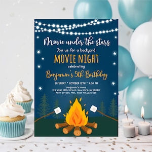 Peut inclure: Invitation bleu marine pour une soirée cinéma en plein air célébrant le 5e anniversaire de Benjamin. Le design présente un feu de camp, des guirlandes lumineuses et le texte "Movie under the stars". Comprend la date, l'heure et le lieu.