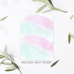 Op de afbeelding: Een lichtblauwe en roze aquarel achtergrond met gouden glitter. De achtergrond is perfect voor een huwelijksuitnodiging of andere speciale gelegenheid.