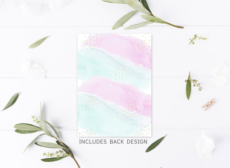Op de afbeelding: Een lichtblauwe en roze aquarel achtergrond met gouden glitter. De achtergrond is perfect voor een huwelijksuitnodiging of andere speciale gelegenheid.
