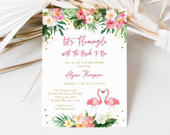 Puede incluir: Una invitación de despedida de soltera rosa y dorada con un tema tropical. La invitación presenta una ilustración de acuarela de flamencos rosas, flores tropicales y hojas verdes. El texto de la invitación dice "Let's Flamingle with the Bride To Be" e incluye el nombre de la novia, la fecha y la hora de la despedida de soltera, y la ubicación.