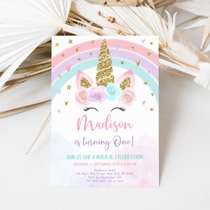 Pode incluir: Um arco-&iacute;ris rosa, azul e roxo com estrelas douradas e cora&ccedil;&otilde;es. Um unic&oacute;rnio com um chifre dourado e uma coroa de flores est&aacute; no centro do arco-&iacute;ris. O texto "Madison is turning One!" est&aacute; abaixo do unic&oacute;rnio. O texto "Join us for a magical celebration!" est&aacute; abaixo do texto "Madison is turning One!" O texto "Saturday September 15th 8:00 PM" est&aacute; abaixo do texto "Join us for a magical celebration!" O texto "Madison's home 125 West 18th Street, New York, NY 10020 RSVP by September 5th 917-628-2455 call or text" est&aacute; abaixo do texto "Saturday September 15th 8:00 PM".