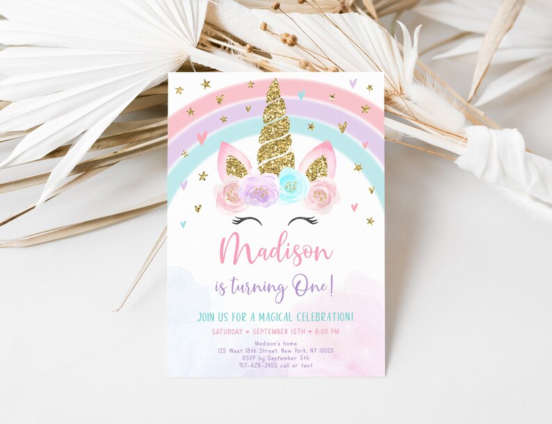 Pode incluir: Um arco-&iacute;ris rosa, azul e roxo com estrelas douradas e cora&ccedil;&otilde;es. Um unic&oacute;rnio com um chifre dourado e uma coroa de flores est&aacute; no centro do arco-&iacute;ris. O texto "Madison is turning One!" est&aacute; abaixo do unic&oacute;rnio. O texto "Join us for a magical celebration!" est&aacute; abaixo do texto "Madison is turning One!" O texto "Saturday September 15th 8:00 PM" est&aacute; abaixo do texto "Join us for a magical celebration!" O texto "Madison's home 125 West 18th Street, New York, NY 10020 RSVP by September 5th 917-628-2455 call or text" est&aacute; abaixo do texto "Saturday September 15th 8:00 PM".