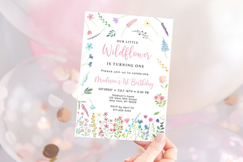 Puede incluir: Una invitaci&oacute;n blanca con un borde floral rosa. El texto dice "Nuestra peque&ntilde;a Wildflower est&aacute; cumpliendo un a&ntilde;o. Por favor, &uacute;nase a nosotros para celebrar el primer cumplea&ntilde;os de Madison. S&aacute;bado 16 de julio, 6:00 PM. La casa de Madison, 125 West 18th Street, Nueva York, NY 10020. RSVP antes del 1 de abril, 917-628-2455."