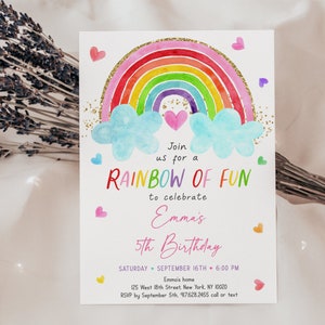 Puede incluir: Una invitaci&oacute;n a una fiesta de cumplea&ntilde;os con tem&aacute;tica de arco&iacute;ris con un arco&iacute;ris de acuarela, nubes y corazones. El texto dice "&Uacute;nete a nosotros para un arco&iacute;ris de diversi&oacute;n para celebrar el 5&ordm; cumplea&ntilde;os de Emma".