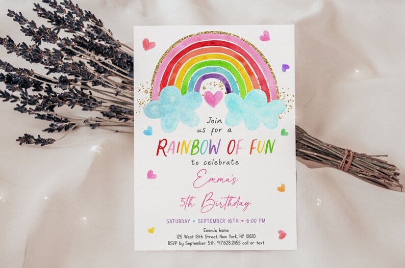Puede incluir: Una invitaci&oacute;n a una fiesta de cumplea&ntilde;os con tem&aacute;tica de arco&iacute;ris con un arco&iacute;ris de acuarela, nubes y corazones. El texto dice "&Uacute;nete a nosotros para un arco&iacute;ris de diversi&oacute;n para celebrar el 5&ordm; cumplea&ntilde;os de Emma".