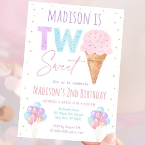 Może przedstawiać: R&oacute;żowe i niebieskie zaproszenie na urodziny z kolorowym lodowym rożkiem i tekstem "Madison is Two Sweet". Zaproszenie zawiera szczeg&oacute;ły dotyczące urodzin Madison, kt&oacute;ra kończy 2 lata, w tym datę, godzinę i miejsce.
