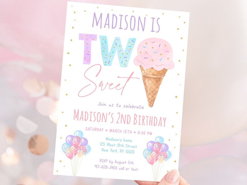 Może przedstawiać: R&oacute;żowe i niebieskie zaproszenie na urodziny z kolorowym lodowym rożkiem i tekstem "Madison is Two Sweet". Zaproszenie zawiera szczeg&oacute;ły dotyczące urodzin Madison, kt&oacute;ra kończy 2 lata, w tym datę, godzinę i miejsce.