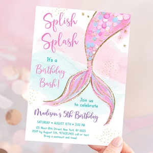 Op de afbeelding: Een roze en blauwe zeemeerminstaart met gouden glitteraccenten. De uitnodiging luidt "Splish Splash Het is een verjaardagsfeest!" en bevat details voor Madison's 5e verjaardag.