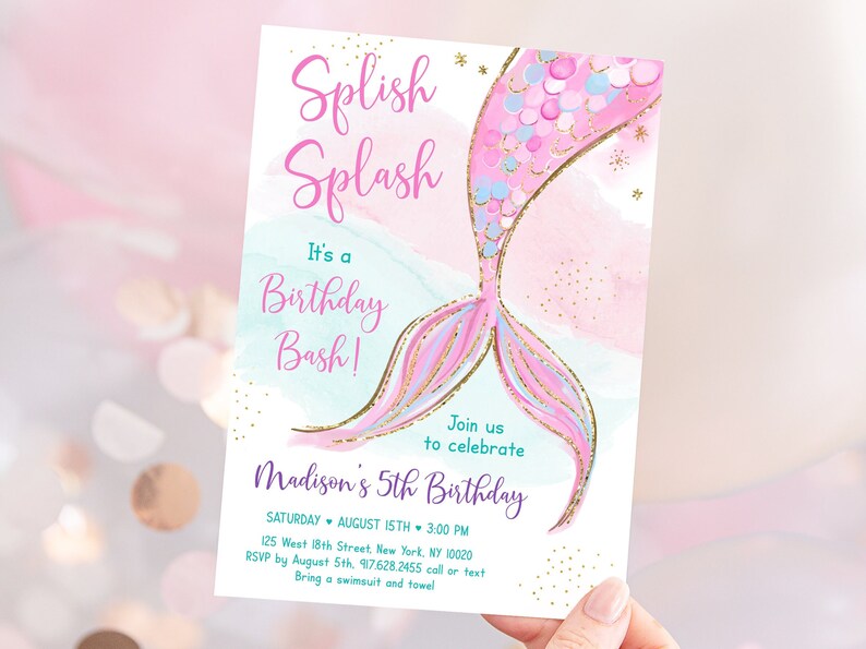 Op de afbeelding: Een roze en blauwe zeemeerminstaart met gouden glitteraccenten. De uitnodiging luidt "Splish Splash Het is een verjaardagsfeest!" en bevat details voor Madison's 5e verjaardag.