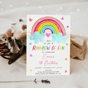 Puede incluir: Una invitaci&oacute;n de cumplea&ntilde;os con tem&aacute;tica de arco&iacute;ris con un arco&iacute;ris de acuarela, nubes y purpurina dorada. El texto dice "&Uacute;nete a nosotros para un arco&iacute;ris de diversi&oacute;n para celebrar el 5&ordm; cumplea&ntilde;os de Emma".