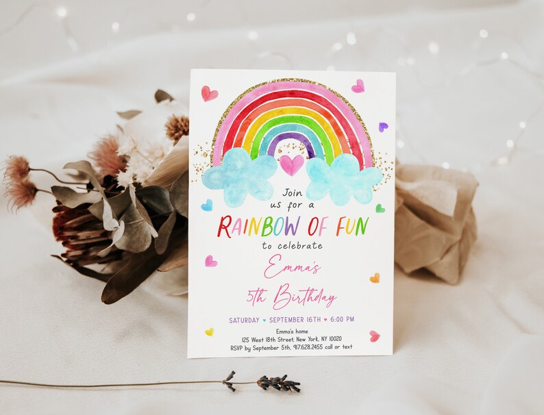 Puede incluir: Una invitaci&oacute;n de cumplea&ntilde;os con tem&aacute;tica de arco&iacute;ris con un arco&iacute;ris de acuarela, nubes y purpurina dorada. El texto dice "&Uacute;nete a nosotros para un arco&iacute;ris de diversi&oacute;n para celebrar el 5&ordm; cumplea&ntilde;os de Emma".