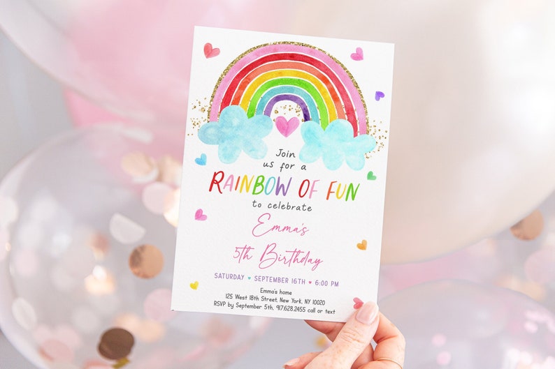 Puede incluir: Una invitaci&oacute;n de cumplea&ntilde;os con tem&aacute;tica de arco&iacute;ris con un arco&iacute;ris colorido, nubes y purpurina dorada. El texto dice "&Uacute;nete a nosotros para un arco&iacute;ris de diversi&oacute;n para celebrar el 5&ordm; cumplea&ntilde;os de Emma".