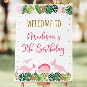 Puede incluir: Bienvenido al 5&ordm; cumplea&ntilde;os de Madison, cartel con dinosaurios rosas y hojas verdes sobre fondo blanco.
