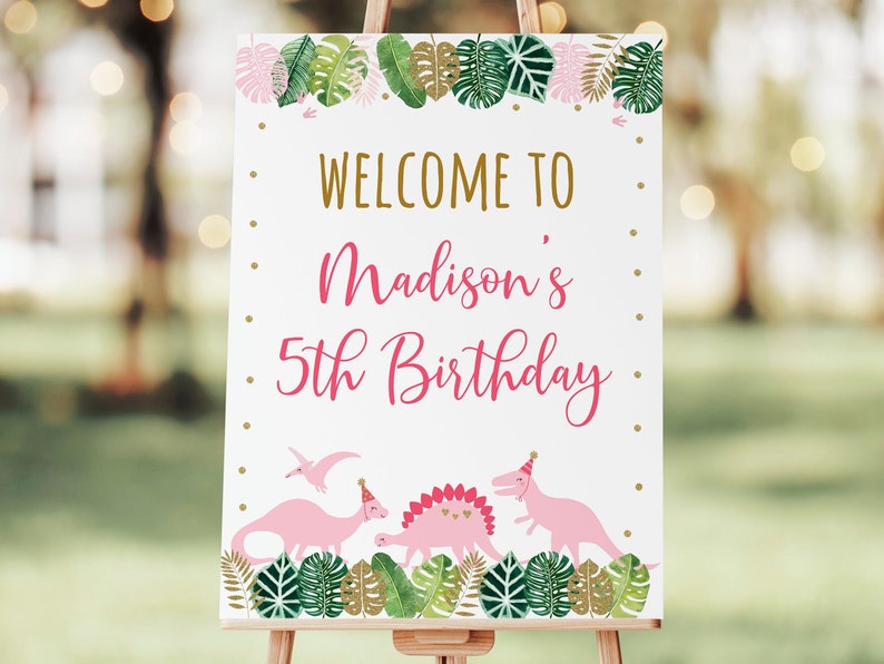 Puede incluir: Bienvenido al 5&ordm; cumplea&ntilde;os de Madison, cartel con dinosaurios rosas y hojas verdes sobre fondo blanco.
