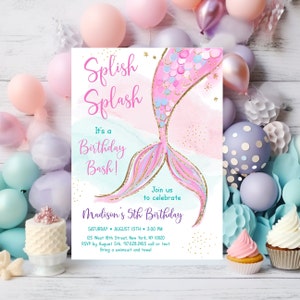 Op de afbeelding: Een verjaardagsuitnodiging met een roze en blauwe zeemeerminstaart met gouden glitter, een aquarel achtergrond en de tekst "Splish Splash It's a Birthday Bash! Join us to celebrate Madison's 5th Birthday Saturday August 15th 3:00 PM 125 West 18th Street, New York, NY 10020 RSVP by August 5th, 97.628.2455 call or text Bring a swimsuit and towel".