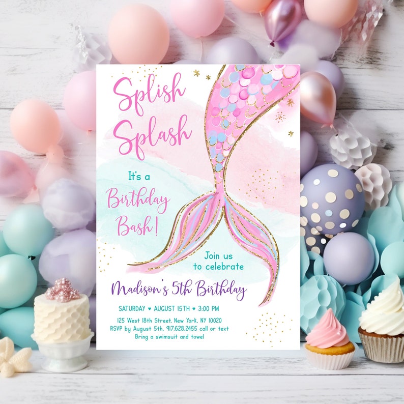 Op de afbeelding: Een verjaardagsuitnodiging met een roze en blauwe zeemeerminstaart met gouden glitter, een aquarel achtergrond en de tekst "Splish Splash It's a Birthday Bash! Join us to celebrate Madison's 5th Birthday Saturday August 15th 3:00 PM 125 West 18th Street, New York, NY 10020 RSVP by August 5th, 97.628.2455 call or text Bring a swimsuit and towel".