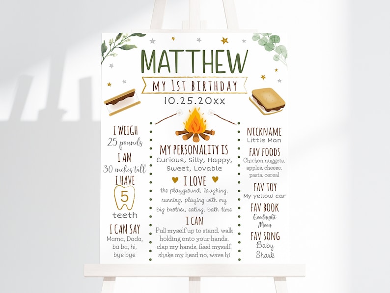 Puede incluir: Un cartel blanco imprimible con un tema de fogata para un primer cumplea&ntilde;os. El cartel tiene un fondo dorado con el nombre "MATTHEW" y el texto "MY 1ST BIRTHDAY 10.25.20XX". El cartel enumera detalles sobre el ni&ntilde;o, incluyendo su peso, altura, alimentos favoritos, juguetes y canciones.