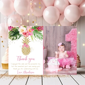 Könnte beinhalten: Eine rosa und goldene Dankeskarte mit einem Ananas-Design und dem Text "Danke. Ich habe den Kuchen und die Geschenke genossen, aber das Schönste war, dich zu sehen! Danke, dass du mit mir gefeiert hast. Liebe, Madison."
