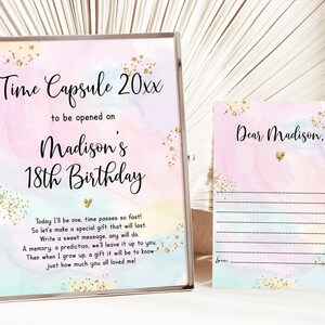 Peut inclure: Un fond aquarelle rose et bleu avec des paillettes dor&eacute;es. Le texte "Time Capsule 20xx &agrave; ouvrir le jour du 18e anniversaire de Madison" est &eacute;crit en noir. Le texte "Cher Madison" est &eacute;crit en noir sur une carte s&eacute;par&eacute;e.