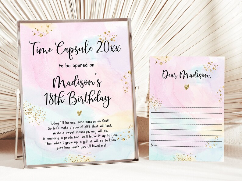 Peut inclure: Un fond aquarelle rose et bleu avec des paillettes dor&eacute;es. Le texte "Time Capsule 20xx &agrave; ouvrir le jour du 18e anniversaire de Madison" est &eacute;crit en noir. Le texte "Cher Madison" est &eacute;crit en noir sur une carte s&eacute;par&eacute;e.