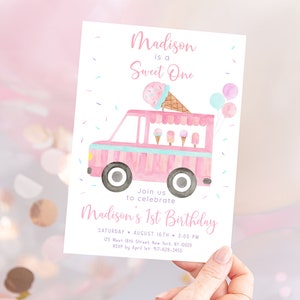 Puede incluir: Invitaci&oacute;n a una fiesta de cumplea&ntilde;os de cami&oacute;n de helados rosa y azul con un dise&ntilde;o de acuarela. La invitaci&oacute;n dice "Madison is a Sweet One" y "Join us to celebrate Madison's 1st Birthday".