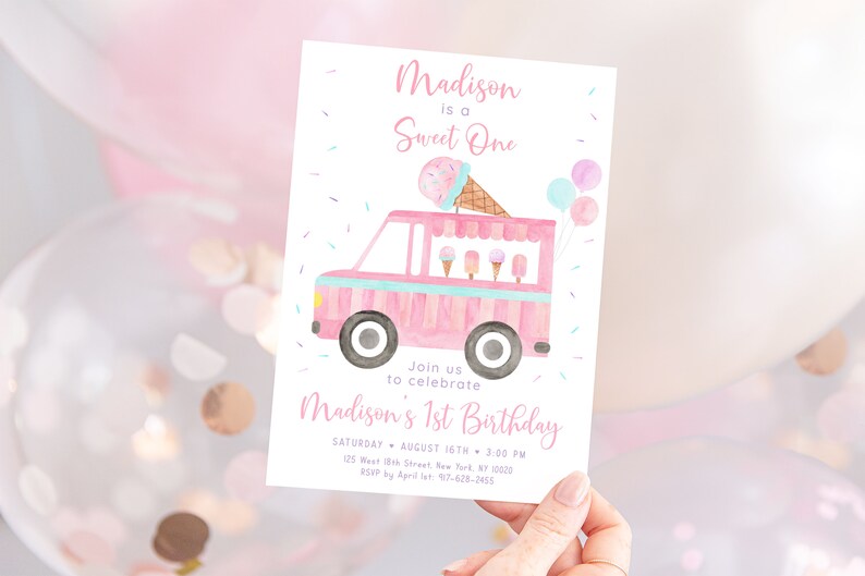 Puede incluir: Invitaci&oacute;n a una fiesta de cumplea&ntilde;os de cami&oacute;n de helados rosa y azul con un dise&ntilde;o de acuarela. La invitaci&oacute;n dice "Madison is a Sweet One" y "Join us to celebrate Madison's 1st Birthday".