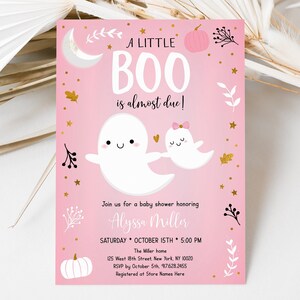 Puede incluir: Invitaci&oacute;n de baby shower rosa con un dise&ntilde;o de fantasma y calabaza. El texto dice "A Little Boo is almost due!" e incluye el nombre "Alyssa Miller".