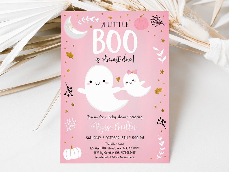Puede incluir: Invitaci&oacute;n de baby shower rosa con un dise&ntilde;o de fantasma y calabaza. El texto dice "A Little Boo is almost due!" e incluye el nombre "Alyssa Miller".