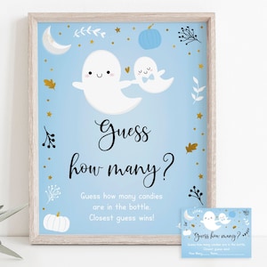 Op de afbeelding: Een blauw en wit printbaar bord met twee cartoon-geesten en de tekst "Raad hoeveel?" Raad hoeveel snoepjes er in de fles zitten. Degene die het dichtst bij het juiste aantal zit, wint!