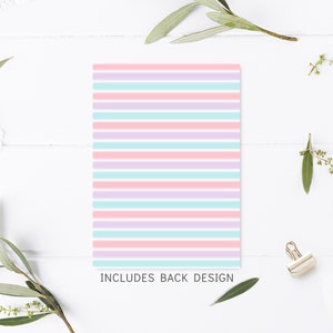 Pode incluir: Um cart&atilde;o em branco com um padr&atilde;o listrado rosa, azul claro e roxo. O texto "INCLUDES BACK DESIGN" &eacute; impresso na parte inferior do cart&atilde;o.