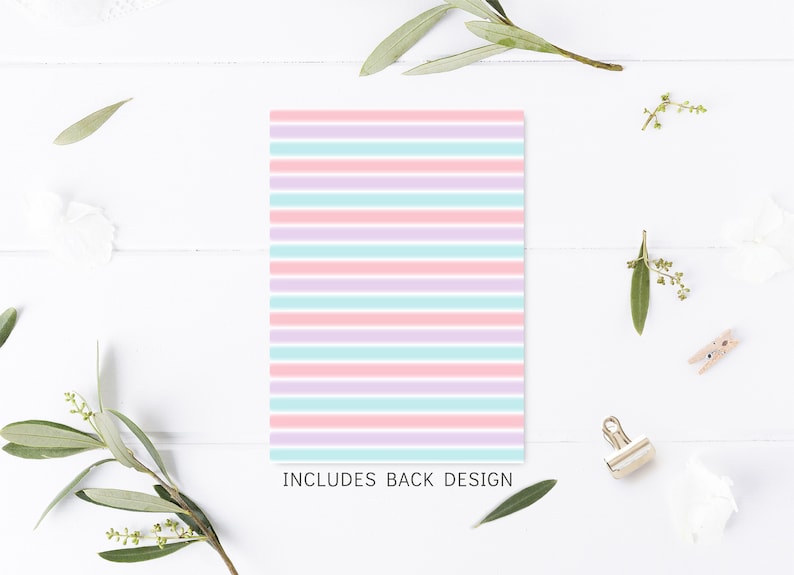 Pode incluir: Um cart&atilde;o em branco com um padr&atilde;o listrado rosa, azul claro e roxo. O texto "INCLUDES BACK DESIGN" &eacute; impresso na parte inferior do cart&atilde;o.