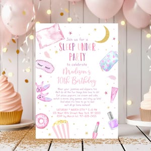 Peut inclure: Invitation de fête de pyjama rose et blanche avec des illustrations d'oreiller, de masque pour les yeux, de pantoufles et d'autres éléments sur le thème du pyjama. Le texte de l'invitation dit "Sleep Under Party" et célèbre le 10e anniversaire de Madison.