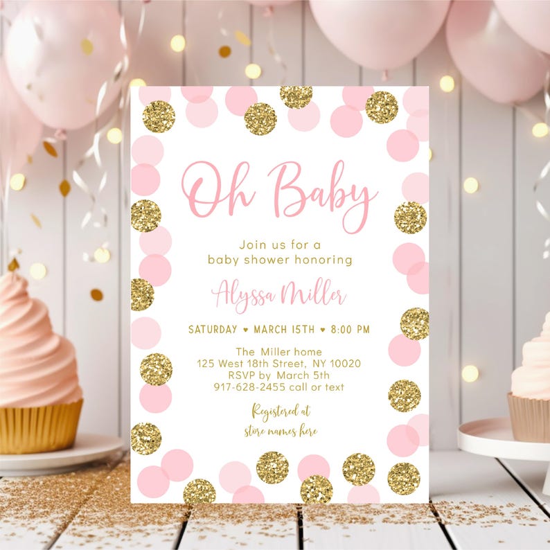 Puede incluir: Invitaci&oacute;n a una baby shower rosa y dorada con confeti y el texto "Oh Baby" y "Alyssa Miller". La invitaci&oacute;n incluye la fecha, la hora, la ubicaci&oacute;n y la informaci&oacute;n de RSVP.