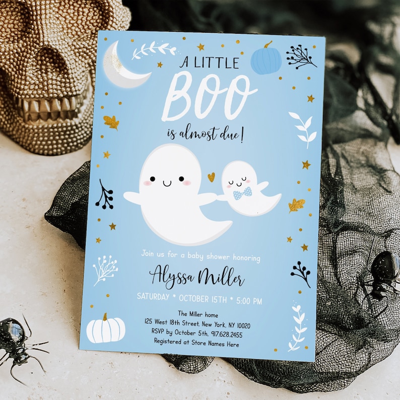 Peut inclure: Une invitation de f&ecirc;te pr&eacute;natale bleue et blanche avec un motif de fant&ocirc;me et de citrouille. Le texte indique "A Little Boo is almost due!" et comprend le nom Alyssa Miller, la date samedi 15 octobre et l'heure 17h00. L'invitation comprend &eacute;galement l'adresse 125 West 18th Street, New York, NY 10020 et les informations RSVP.