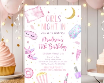 Puede incluir: Invitación a una fiesta de cumpleaños "Girls Night In" en rosa y dorado. La invitación incluye ilustraciones de acuarela de una almohada, antifaz, zapatillas y otros artículos de belleza. El texto dice "Girls Night In" y "11 cumpleaños de Madison".