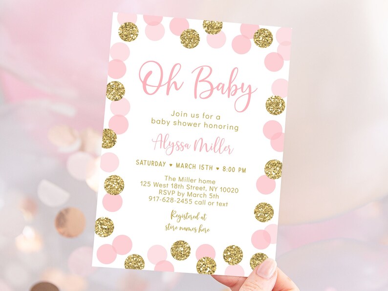 Puede incluir: Invitaci&oacute;n a una baby shower rosa y dorada con confeti y el texto "Oh Baby" y "&Uacute;nete a nosotros para una baby shower en honor a Alyssa Miller". La invitaci&oacute;n incluye la fecha, la hora, la ubicaci&oacute;n, la informaci&oacute;n de RSVP y un lugar para enumerar los nombres de las tiendas.