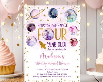 Puede incluir: Una invitación de cumpleaños rosa y blanca con estrellas y planetas de purpurina dorada. El texto dice "Houston, tenemos un niño de cuatro años. ¡Únete a nosotros para celebrar el cuarto viaje de Madison alrededor del sol. Sábado 15 de septiembre, 3:00 PM, en casa de Madison, 125 West 18th Street, New York, NY 10020. RSVP antes del 5 de septiembre, 917-628-2455 llama o envía un mensaje de texto."